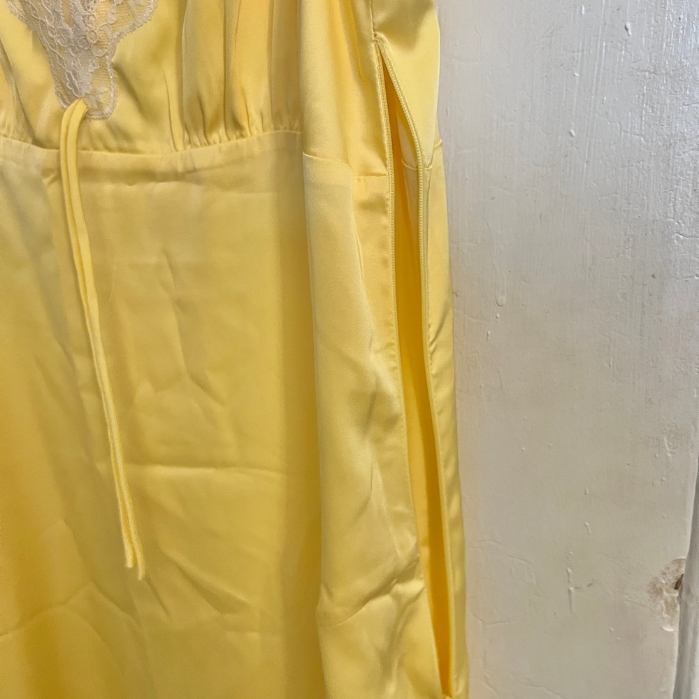 Yellow Lace-Trimmed max dress - Picture 4 of 4